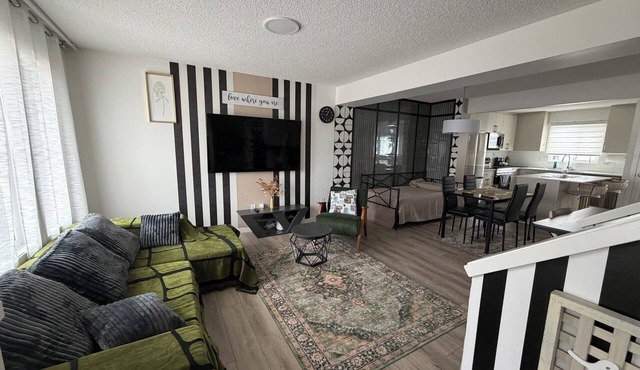 Haverim's Haven-3Bedroom/2.5Bathrooms/AC/6Beds/9-10 guests/Backyard/2Garage in Edmonton