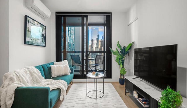Heart CBD City Stylish 2BR Apt and Free Tram Gym