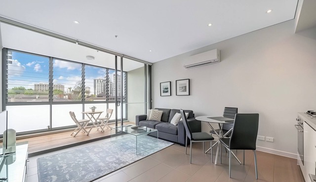 Heart of NorthSydney Mins walk to Bus Metro 2b2b APT w/Parking