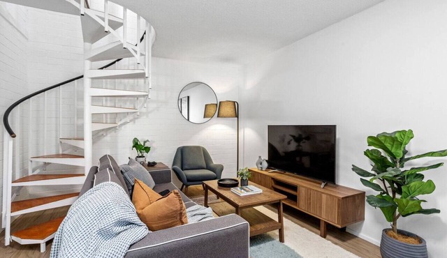 Heart of Wembley! 2 BR, 6km to Floreat Beach!