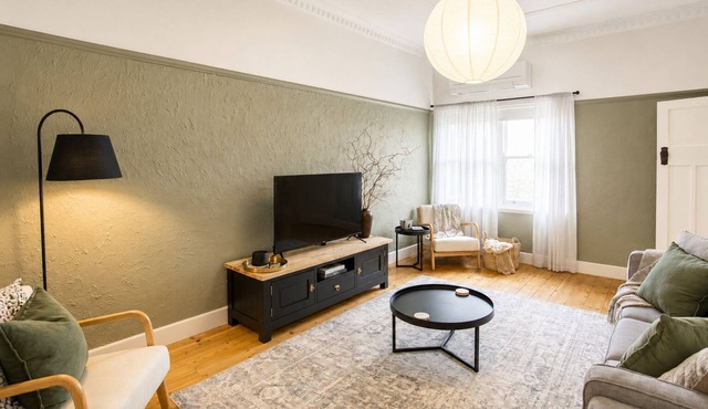 Heritage 3-Bed Home | Walk to Sovereign Hill & CBD