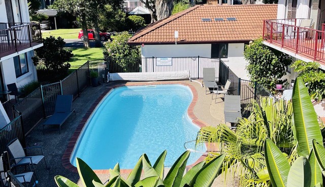 Hibiscus Beach Cottage only 3 minutes walk to the main beach