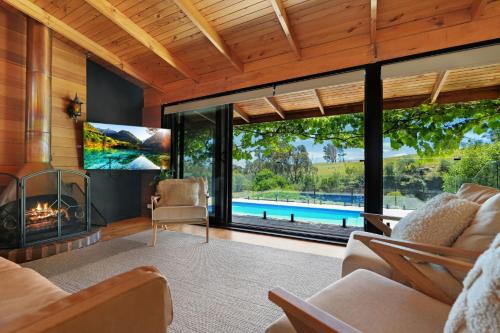 Hil & Jack='s Riverfront Cabin, Merrijig Mt Buller