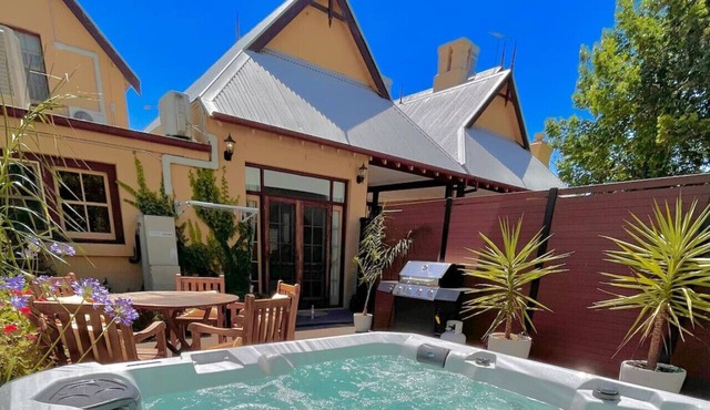 Historic Porters` Cottage Classic | Hot Tub Pet Friendly Walk to Dean Street