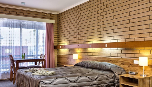 Holbrook Town Centre Motor Inn