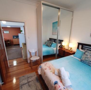 Holiday House in Sunbury Centre