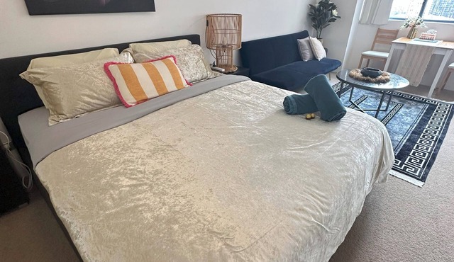 Homely large studio with WiFi, gym pool & hot tub in vibrant Haymarket