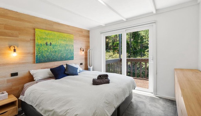 Honey Bee Lodge at Goughs Bay