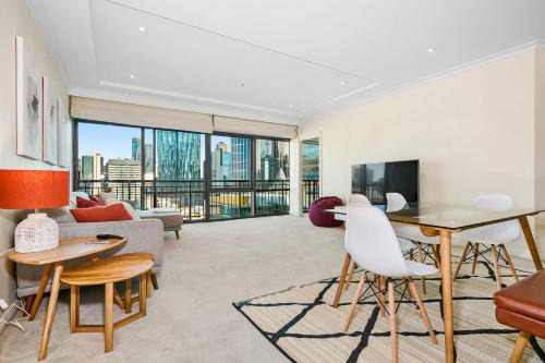 Horizon on Russell CBD Living with Pool, Gym & Access
