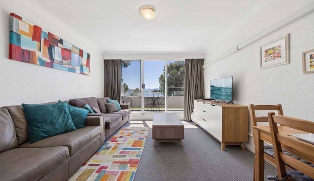 Horizons 407, Resting on the shores of Lake Jindabyne