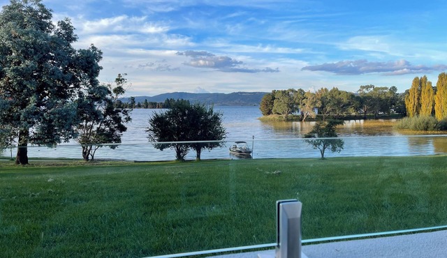 Horizons 424 Lake Jindabyne Waterfront Apartment Sleep 6, 2 bedroom, 2 bathroom