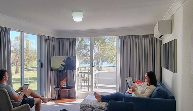 Horizons Resort 405 - Central Lakefront Jindabyne Apartment with resort amenities