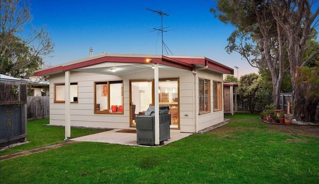 House in Old Lonsdale house, close to beach & footy oval, with comfortable beds