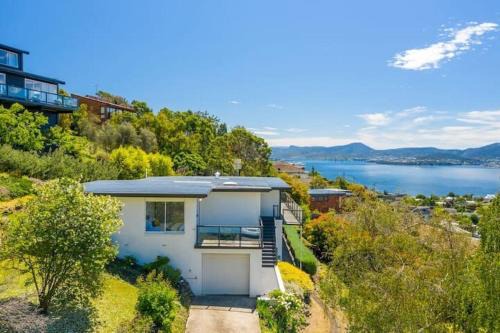 House on the Hill with a View-Sleeps 12