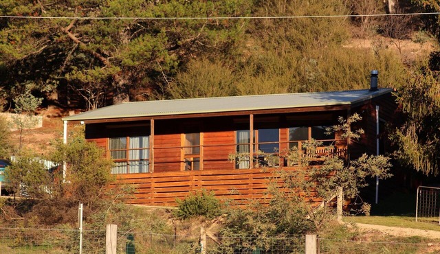 Howqua Hideaway - cozy cabin with fireplace