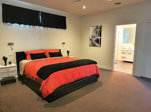 Huge 4BR Pool Table & 75" TV in Ballarat