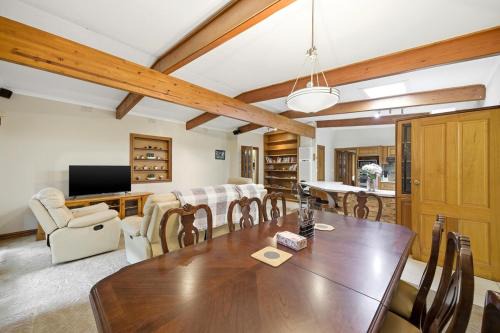 Huge 5 Bed Party House Pool, Renovated Tram, Bar