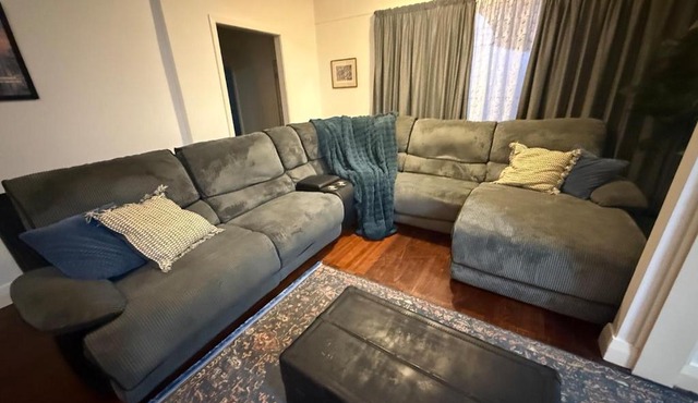 Huge comfy 4br home near CBD