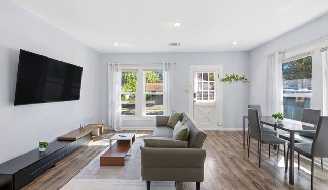 HydePark Stay UT Modern 2BR/1.5BA Yard & Parking in Austin