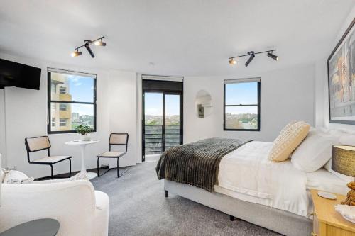Iconic Corner Apartment with King & Queen Beds