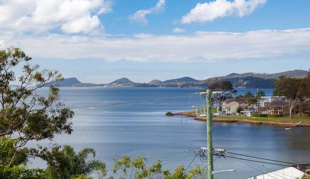Iluka, 46 Soldiers Point Rd - Stunning Air Conditioned house with WIFI & Water Views