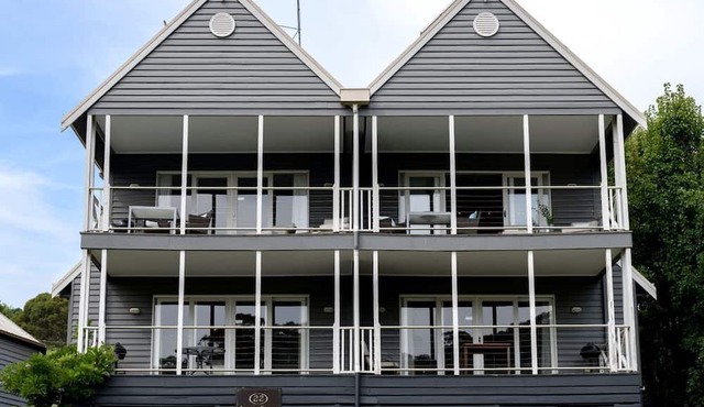 Impressive Vacation Rental with Fireplace, Spa Bath and Wonderful Lake Views in Daylesford, Victoria