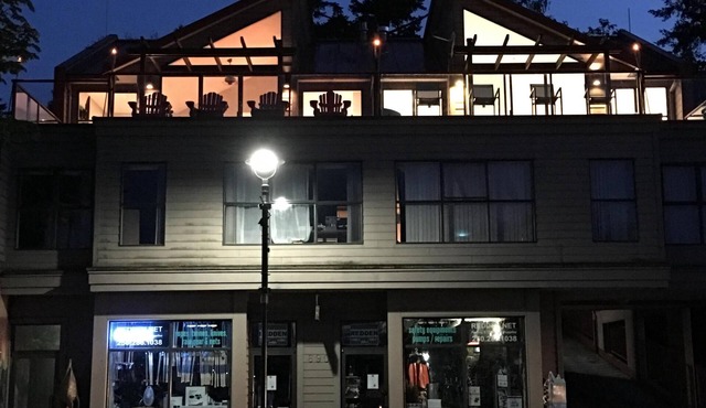 Incredible Views, Day and Harbour lit Nights in Campbell River