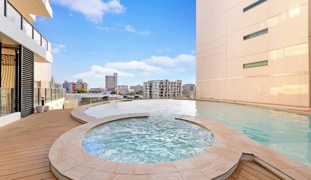 Inner Bloom Tropical Chic in the CBD with Pool