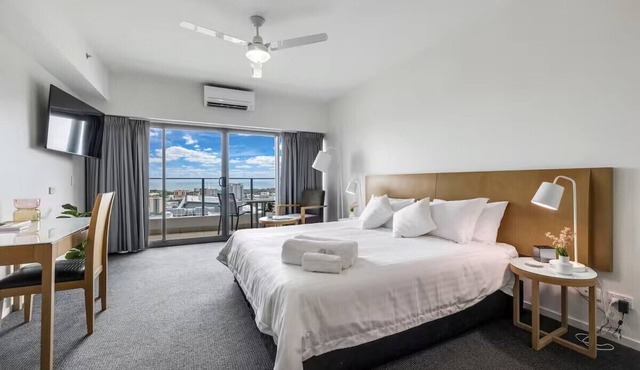 Inner CBD Hotel Studio Apartment, High Rise Harbour Views, Balcony, Pool & Gym