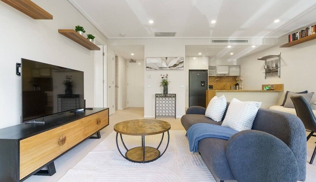 Inner City Escape with Pool and Gym by Glebe Park