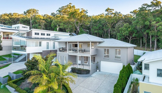 Jackson View, 10 Jackson Close luxury holiday property with water views