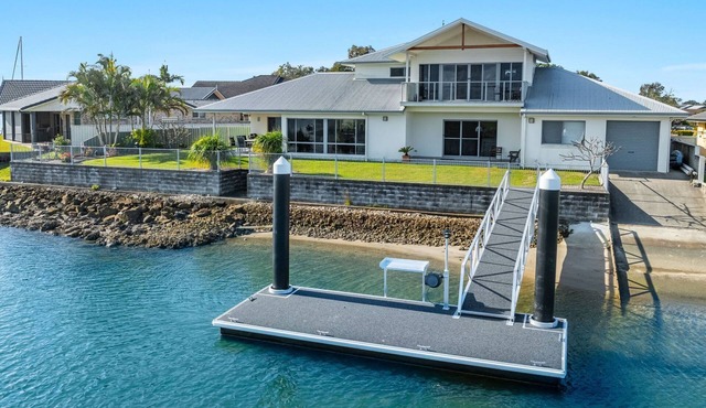 Jeffery River Retreat - Private Pontoon Paradise - Holiday Yamba