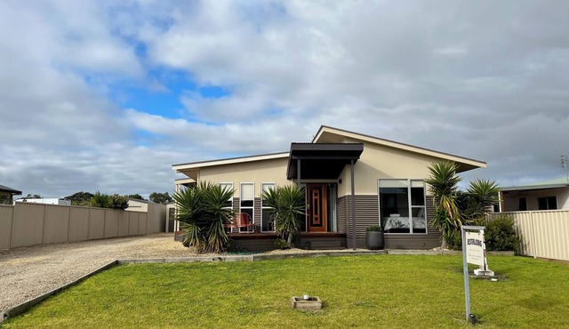 Jestalong House - Pet Friendly Outside - 4 De Guichen Dr