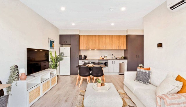 Jewel on Jubilee - New 1 Bed Apt with Parking