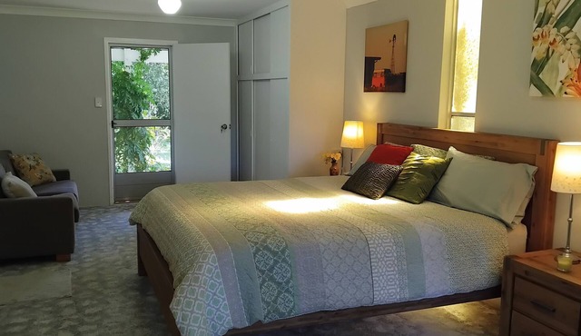 King Bed 8 mins from A1 Valery Mid North Coast in Valery