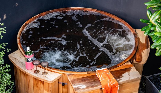 King Bed, Hot Tub & Parking in Heart of Sandy Bay