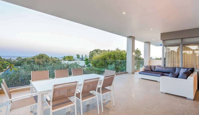 La Vacanza—Luxe Spacious Home with Ocean Views