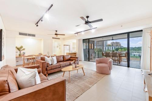 'Lady of the Lagoon' Spacious Waterfront Luxury