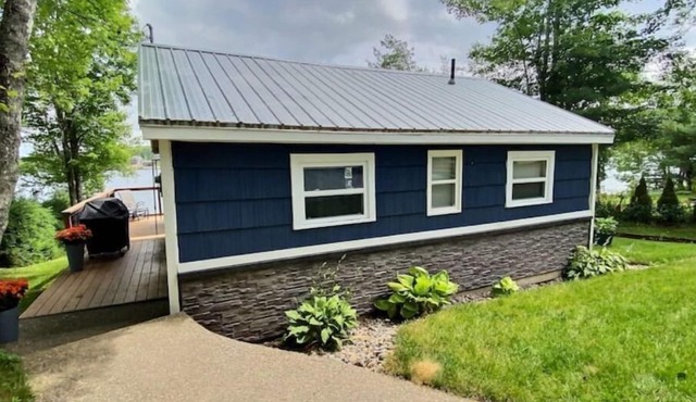 Lake Front Bliss: Cozy And Modern Cottage Retreat in Shortts Lake
