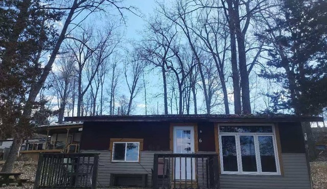 LAKEFRONT COTTAGE #6 -Close to Sandbanks - LAKE CONSECON RESORT in Prince Edward