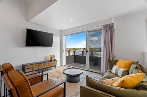 Lakeside 2-Bed Retreat with Sunny Balcony