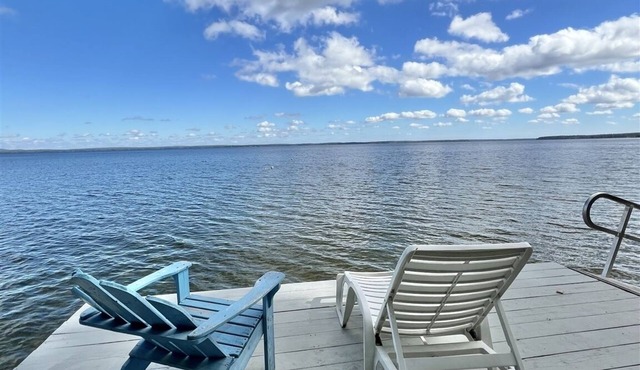 LARGE RUSTIC COTTAGE WITH BUNK HOUSE. SLEEPS 17. in Sebago