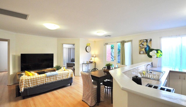 Large, spacious group stay, quiet area with a private yard, central in Melb S/E
