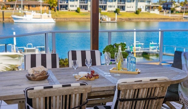 Le Romance - waterfront, private jetty, kayaks, SUP