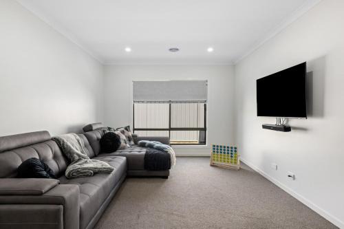 Leneva Spacious & Stylish Stay