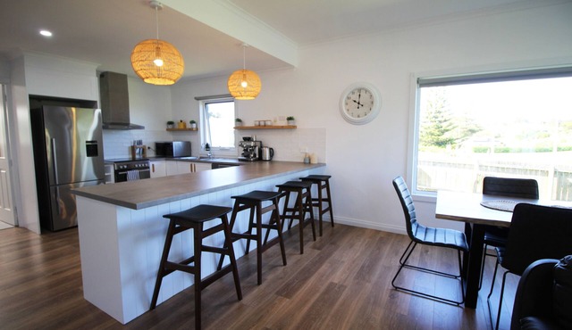 Light and bright quality accommodation walking distance to town.