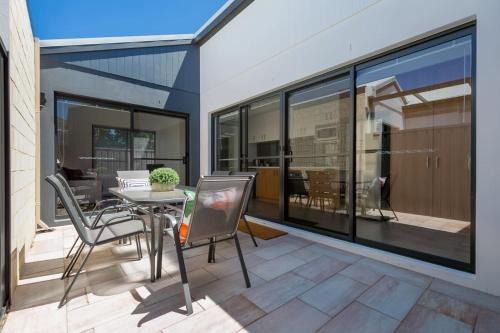 Living luxe in Yokine - King bed and FREE parking