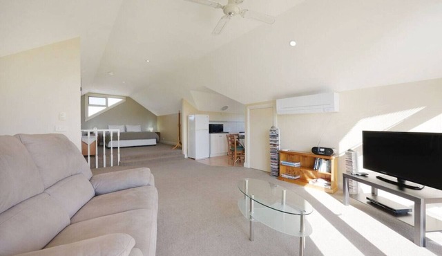 Logans Beach Apartments - The Loft