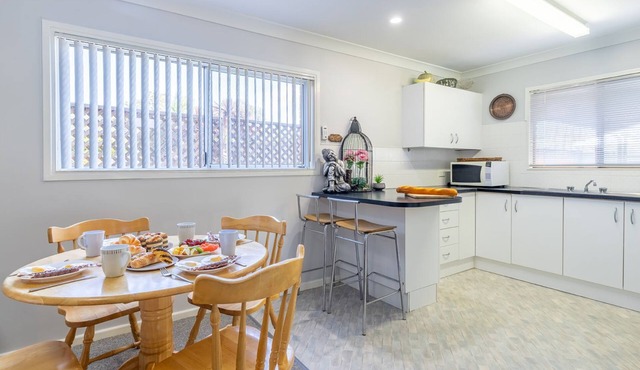 Lorikeet Retreat, 2/117 Tomaree Rd - Pet Friendly, Air Conditioned Holiday House