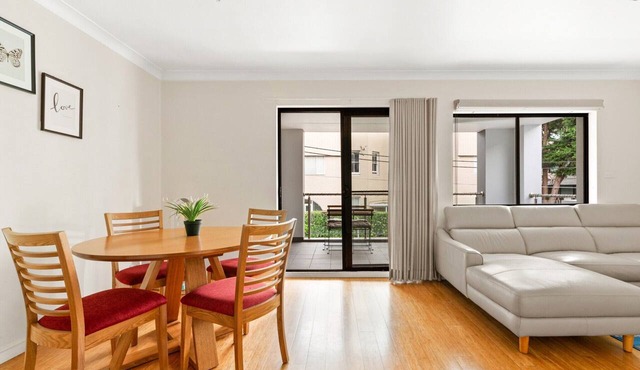 Lovely 2-Bed with Balcony